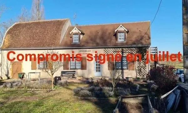 Charmante maison, vue, terrain, belle charpente.