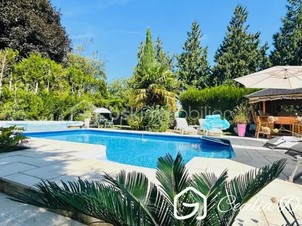 Maison 7 pièces 220 m²