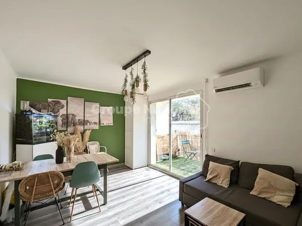 LE ROVE :Dans une petite copropriété, Appartement de type 3 de 65 m2 environ avec deux places de par