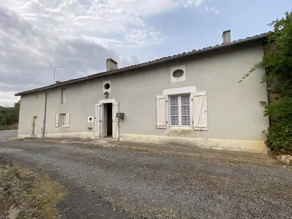 Maison à rénover avec grange et terrain à 20 minutes de Civray