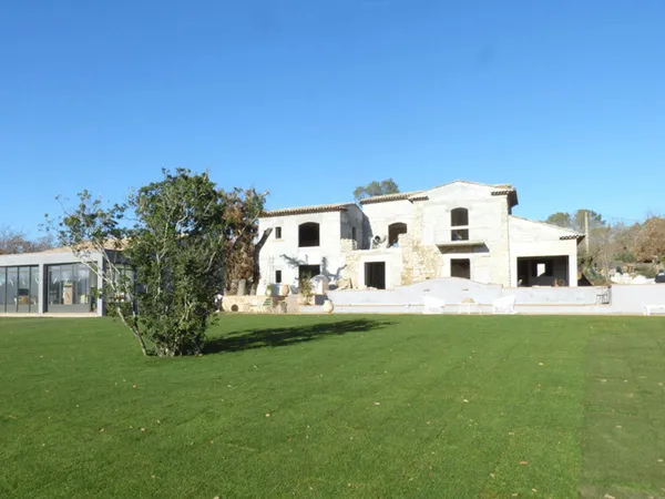 Vieux mas en cours de rénovation, 370m2 habitables, sur un terrain de 3,7 hectares, permis pour agra