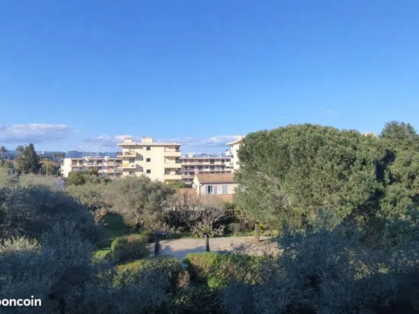 Antibes - T3 rénové traversant - 2 balcons - aperçu mer - parking -cave