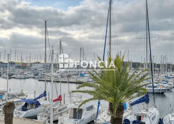 PORT CAMARGUE PLAGE NORD Studio cabine 27 m2 env plus grande terrasse vue port
