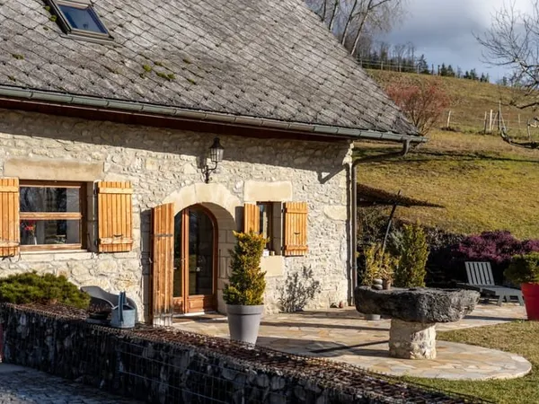 Maison en pierres Vue panoramique montagnes Environnemen