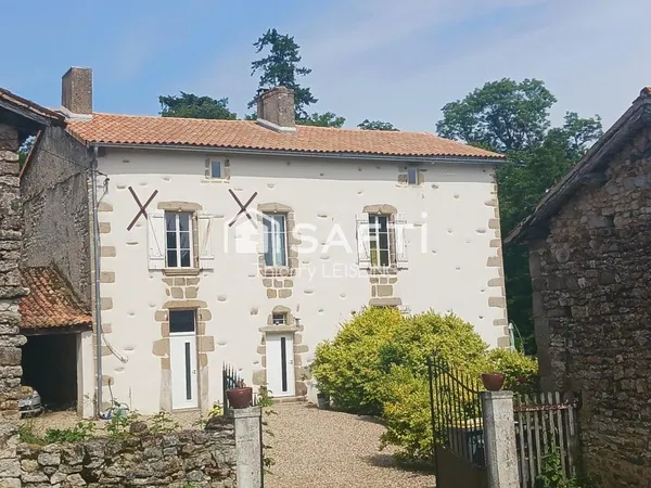 Maison de maître sur un terrain arboré de 4500 m2 avec dépendances, entre le Futuroscope et La Roche