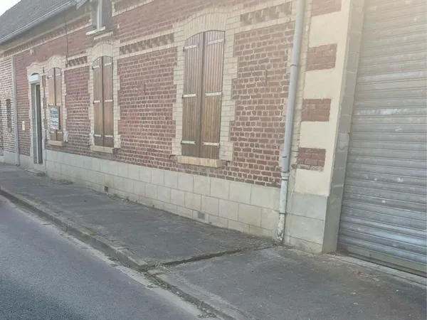 Maison de village de très bonne construction briques
