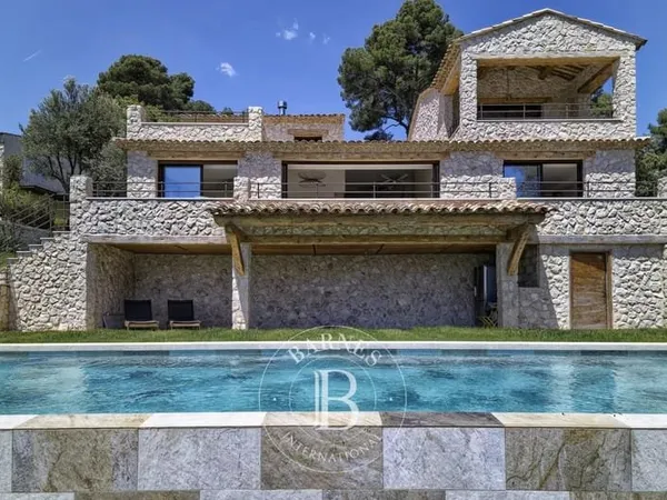 Propriété en pierres rénovée avec vue panoramique sur la mer et le village de Saint-Paul-de-Vence