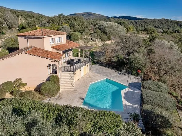Belle maison familiale rénovée avec piscine, terrasses et vue dégagée sur les vignes