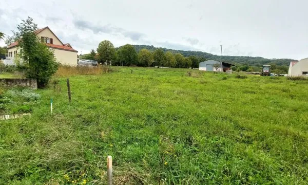 Beau terrain plat constructible de 4.93 ares