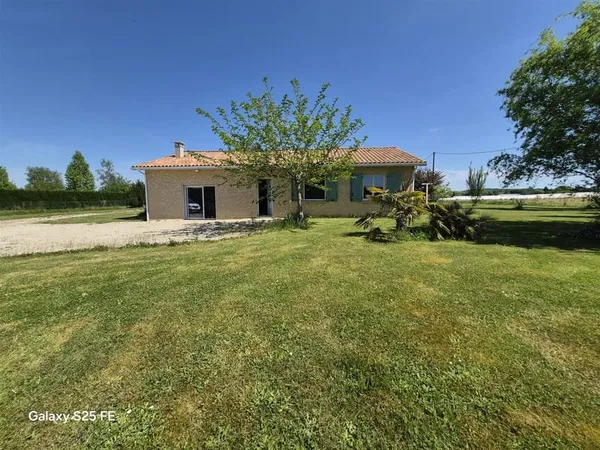 Maison Plain-Pied de 140 m². Terrasse. Garage