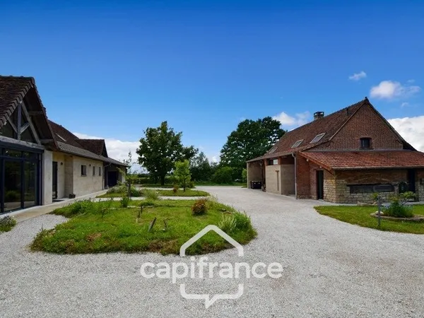 Propriété avec gîtes et chambres d'hôtes dans dépendances séparées et Maison bressane rénovée de 140