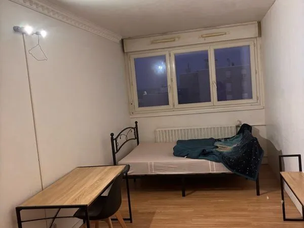 Grande chambre (studio) en Colocation