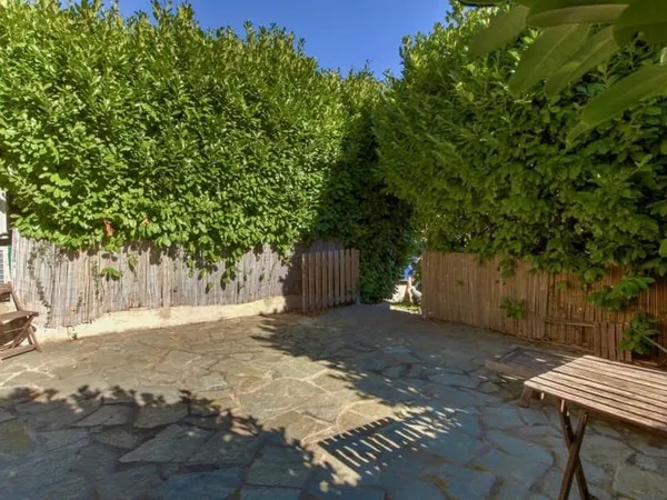 En rez de jardin, 2 pièces- terrasse-jardin-parking. Au calme, loué