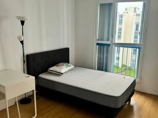 Chambre meublée disponible en colocation à deux pas de la gare