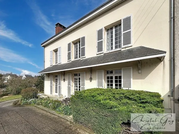 Maison bourgeoise à vendre 12 pièces, 7 chambres, centre ville Montval sur Loir (72500)
