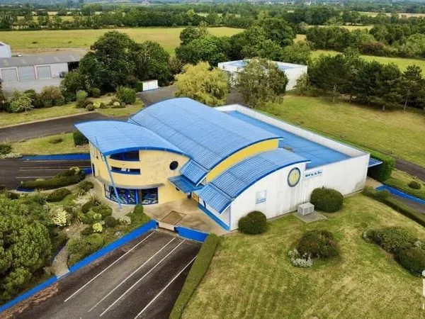 Commerce 880 m²