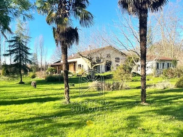 Maison Est Peyrehorade / 320 m²
