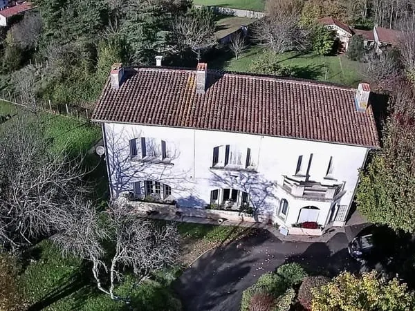 Grande maison non mitoyenne T9 R+1 avec jardin et dépendances