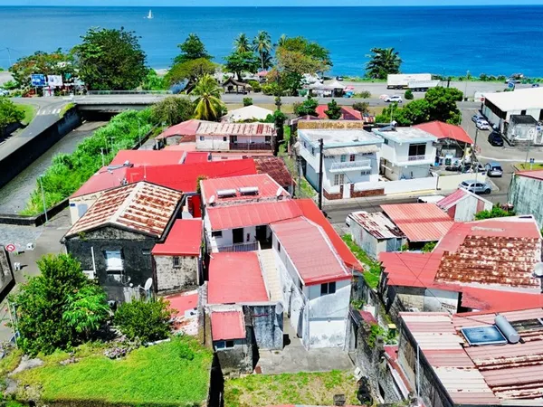 Immeuble avec 5 T2, local commercial à Saint-Pierre (loué)