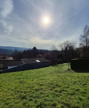 Terrain à bâtir de 1316 m² à COURPIERE (63)
