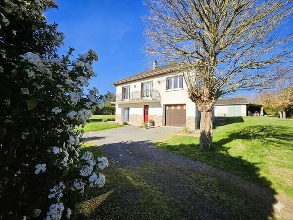 Maison familiale avec piscine et dépendance sur beau terrain