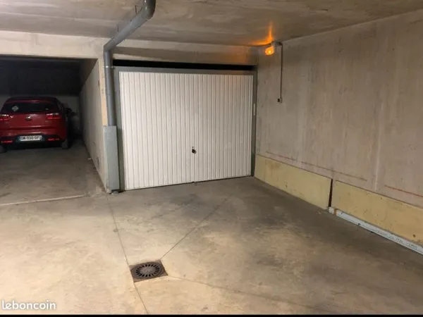 Toujours Disponible Grand garage 135 avenue de Pérouse 8 bld Ferdinand de Lesseps vendu loué