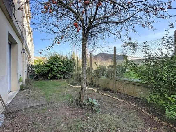 APPARTEMENT 2 PIECES AVEC JARDIN CAVE ET PARKING
