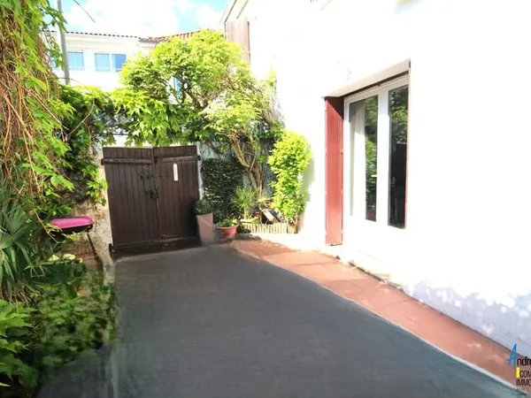 Maison en centre ville avec terrasse et courette