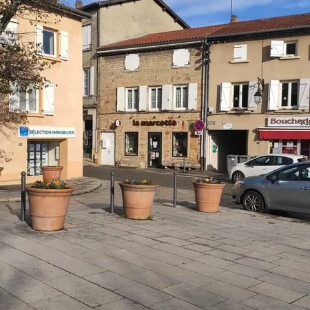 Local commercial avec bail 3/6/9 - Loyer 450 - centre bourg - Prêt à exploiter