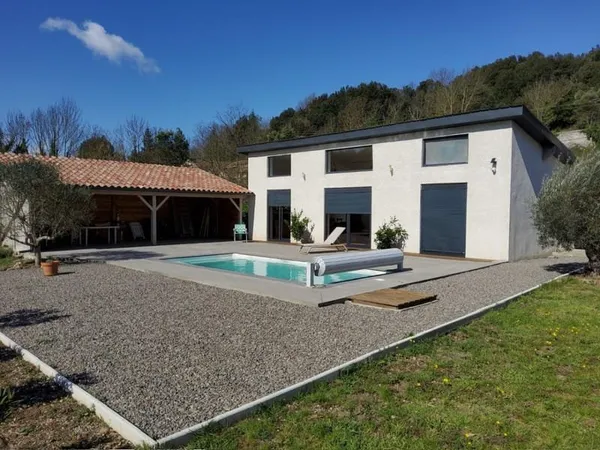 Maison avec piscine sur 1222 m² de terrain