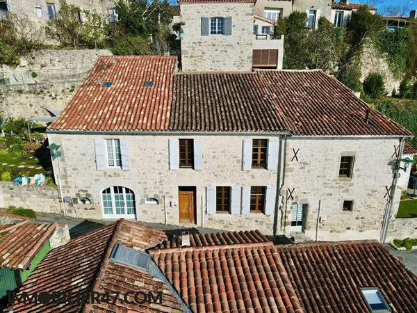 MAISON DE VILLAGE EN PIERRE AVEC TERRASSE