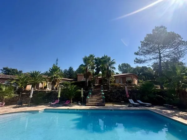 Villa avec plusieurs dépendances et piscine sur 1 hectare-Roquebrune sur Argens