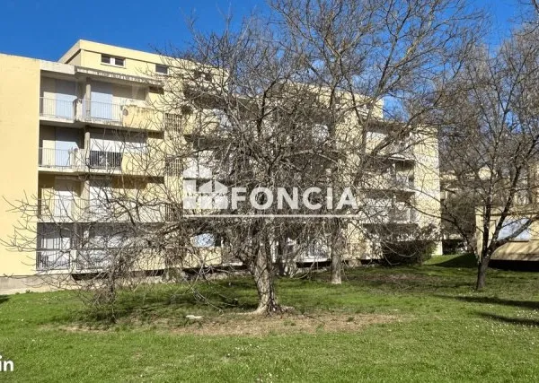 BRIGNOLES - Dans une copropriété bientôt fermée avec portail électrique, belle vue sur parc de 2 hec