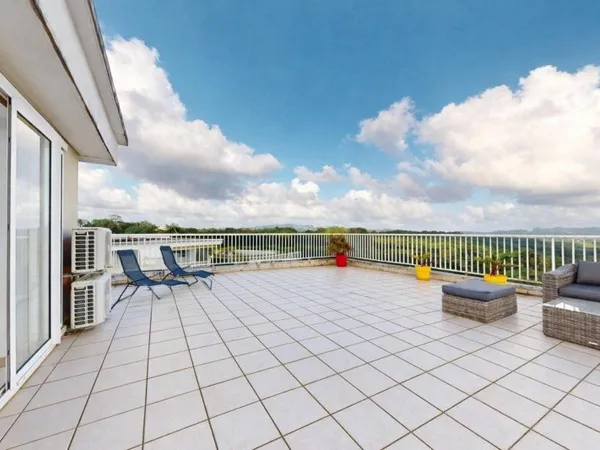 Appartement toit-terrasse T4, vue dégagée.