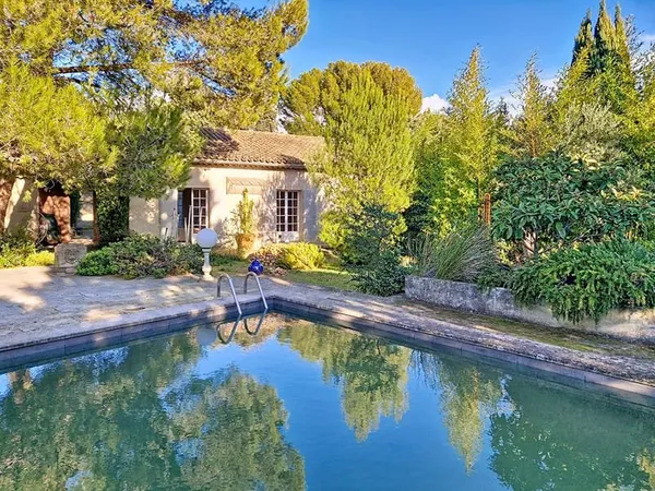 Maison Villeneuve Les Avignon 5 pièce(s) 175 m2 suer 1088 m² de terrain avec piscine