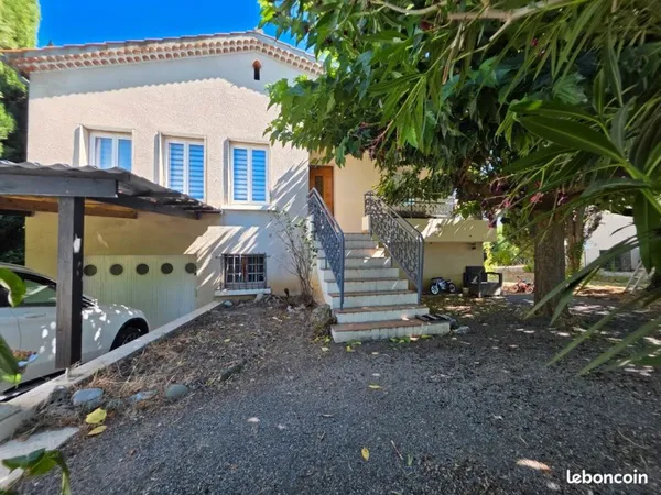 Jolie maison individuelle, clôturé avec terrain et garage