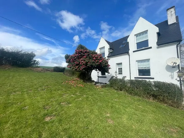 FINISTERE: Landeleau. Belle maison de campagne rénovée avec 3 ch, 2 sdb et jardin.