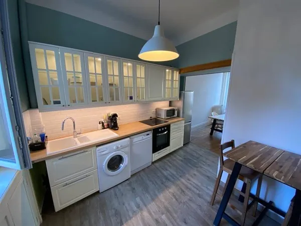 APPARTEMENT MEUBLÉ UNE CHAMBRE DOUBLE SÉJOUR ET CAVE