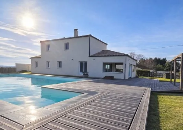 Spacieuse maison familiale avec piscine sur grand terrain