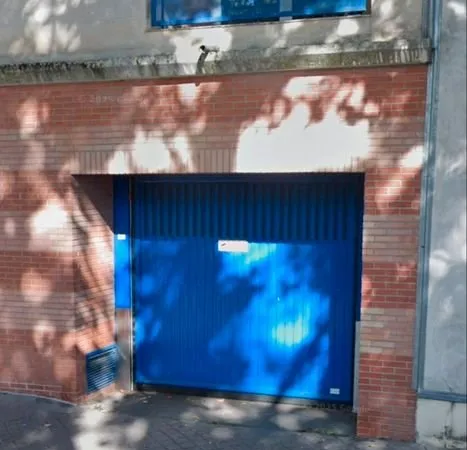 Grande place de parking sous terrain sécurisé