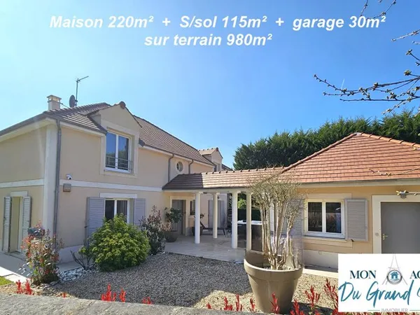 Maison contemporaine 220m2 avec ssol total 115m2 et garage independant terrain 980m2 Janvry - proche