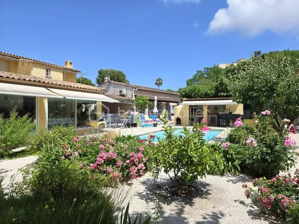 Maison 8 pièces 300 m²