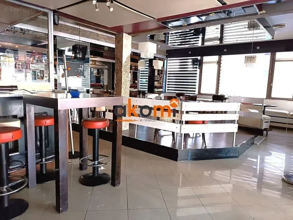 Local commercial 156 m²