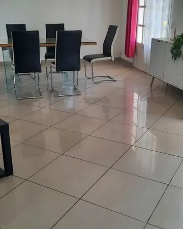 Grand appartement meublé au Rez de chaussée d'une Maison