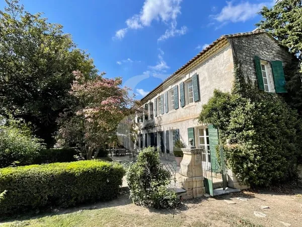 Propriété avec piscine et tennis proche de Saint-Rémy-de-Prov