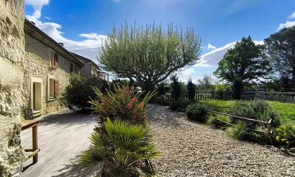 VISAN. MAS 267 m2 MODULABLE REVENUS LOCATIFS. SUR 15 HECT. D
