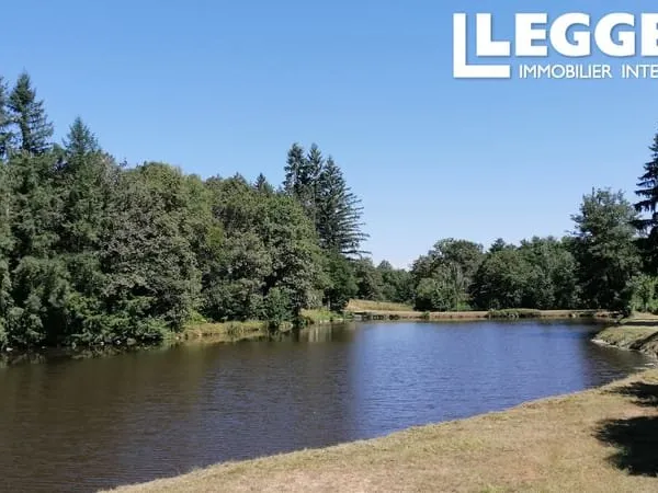 Étang de pêche conforme de 6000 m² . Aucun voisin - Au centre de la nature !