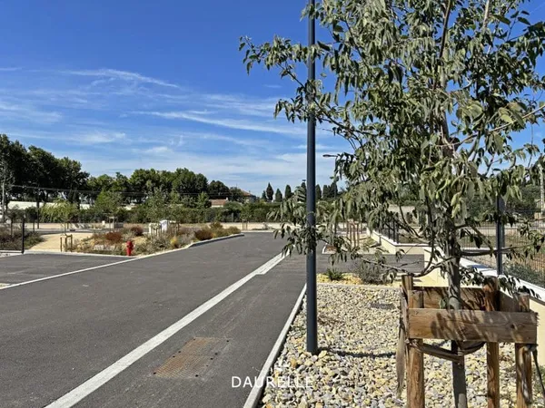 A vendre MAILLANE, terrain à bâtir viabilisé de 543m2 libre