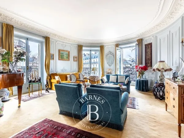 Exclusivité: Appartement à Paris 8è Haussmann / Messine - 4è étage avec balcon et vue dégagée - 4 ch