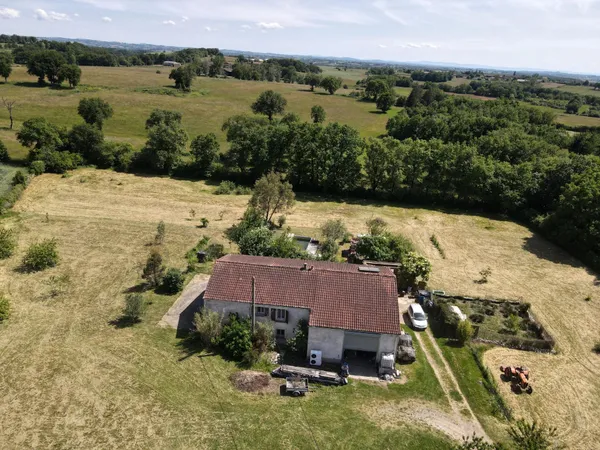 Corps de ferme 146m2 sur 1 Hectare et dépendances attenantes au calme !